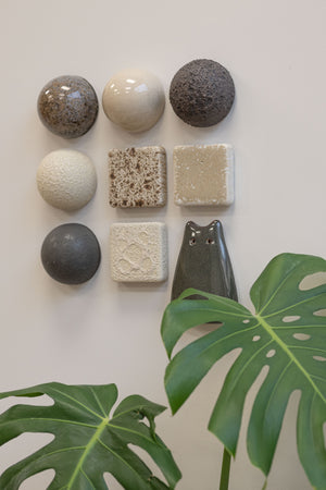 Ebony & Chalk Mixed Ceramic Set With Creature (9)